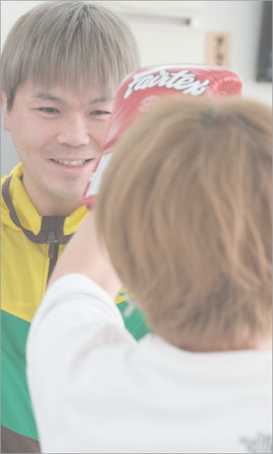 横田知之トレーナーがミットを構えている様子